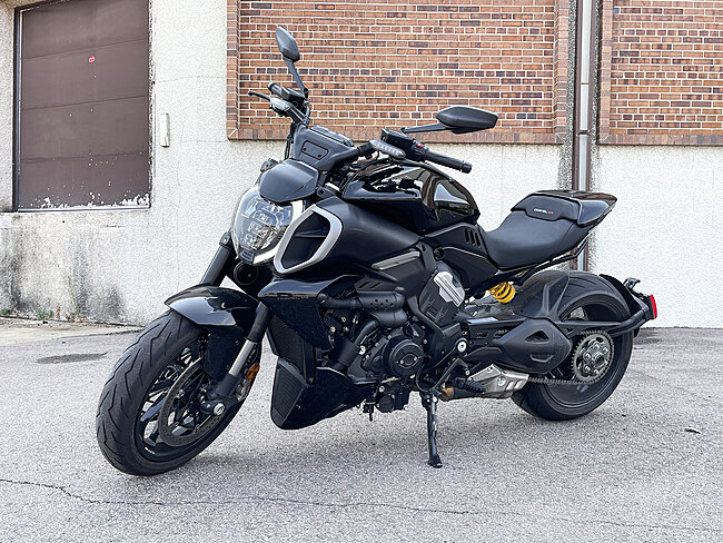Black Ducati 1.jpg